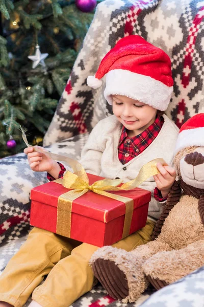 Lindo niño feliz apertura regalo de Navidad - foto de stock