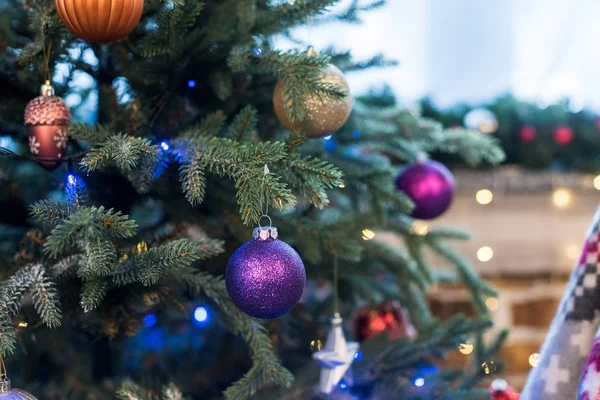 Vista de cerca del árbol de Navidad decorado con hermosas bolas de colores brillantes - foto de stock