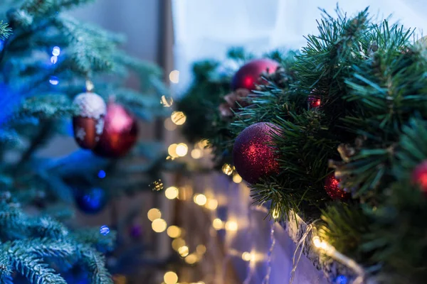 Vista close-up de bela árvore de natal decorada com bugigangas vermelhas brilhantes — Fotografia de Stock