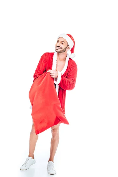 Мускулистый мужчина в костюме Санта-Клауса с мешком Рождества на белом фоне — стоковое фото