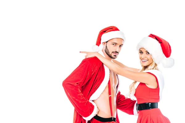 Lächeln junge Frau mit Weihnachtsmütze und Kleid umarmt Freund isoliert auf weißem Hintergrund — Stockfoto