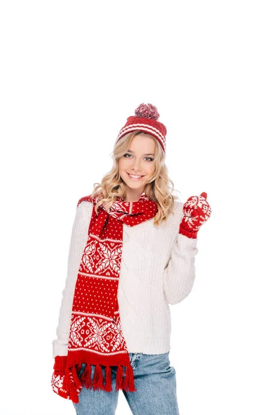 Красива молода жінка в капелюсі, шарфі і рукавицях посміхається на камеру ізольовано на білому — стокове фото