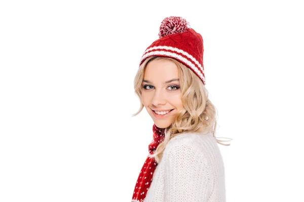 Portrait de belle jeune femme blonde en chapeau rouge et écharpe souriante à la caméra isolée sur blanc — Photo de stock