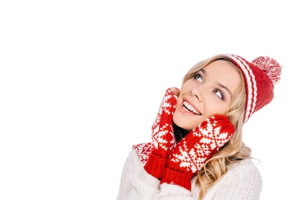 Hermosa mujer joven sonriente en sombrero rojo y manoplas mirando hacia arriba aislado en blanco - foto de stock
