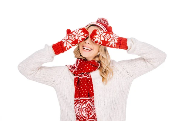 Bella sorridente giovane donna in guanti rossi chiusura occhi isolati su bianco — Foto stock