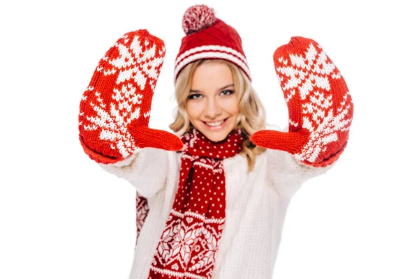 Felice giovane donna in guanti rossi sorridente alla macchina fotografica isolata su bianco — Foto stock