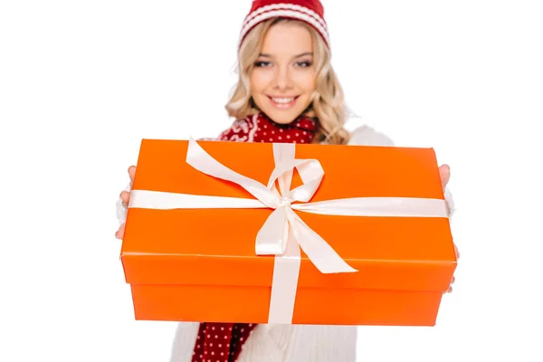 Крупным планом вид красивой улыбающейся молодой женщины с подарочной коробкой, изолированной на белом — стоковое фото