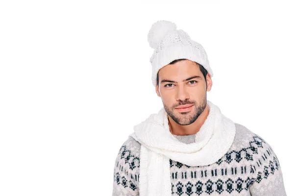 Portrait de beau jeune homme en pull, écharpe et chapeau regardant la caméra isolée sur blanc — Photo de stock