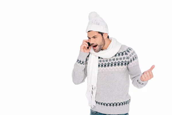 Emotivo giovanotto in abito invernale urlando da smartphone isolato su bianco — Foto stock