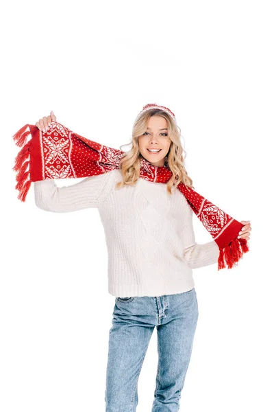 Красива молода жінка в светрі, шарфі і капелюсі посміхається на камеру ізольовано на білому — стокове фото