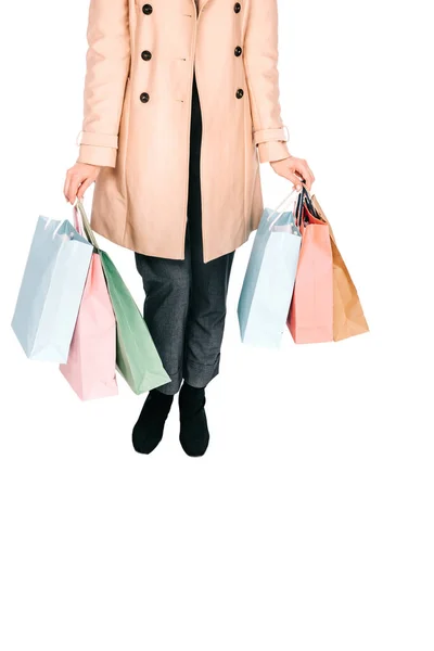 Sezione bassa di giovane donna che tiene borse della spesa isolate su bianco — Foto stock
