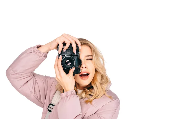 Jeune femme avec sac à dos photographie avec appareil photo isolé sur blanc — Photo de stock