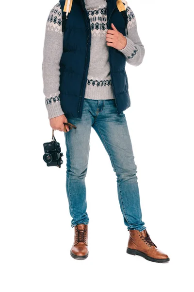 Schnappschuss eines jungen Mannes mit Rucksack, der Kamera isoliert auf Weiß hält — Stockfoto