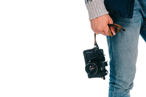 Primer plano vista parcial del hombre sosteniendo la cámara aislada en blanco - foto de stock