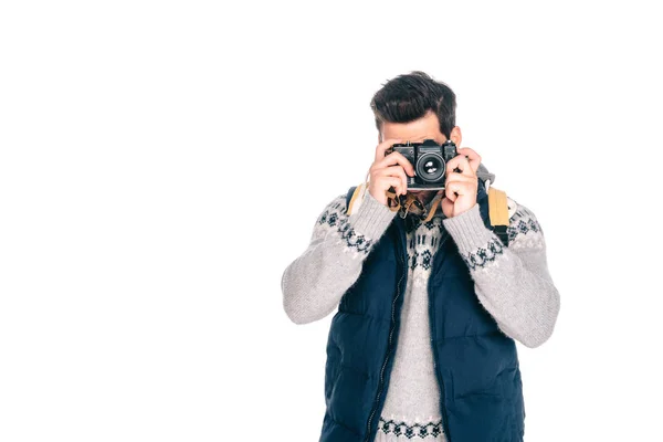 Jeune homme avec sac à dos photographie avec appareil photo isolé sur blanc — Photo de stock