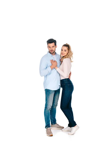 Piena vista lunghezza di bella felice giovane coppia in piedi insieme e sorridente alla fotocamera isolata su bianco — Stock Photo