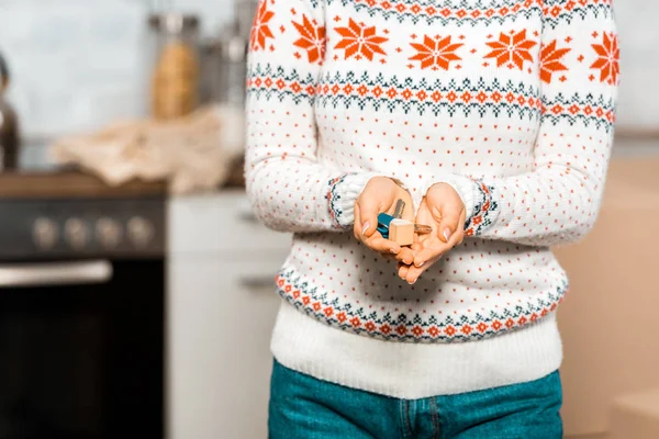 Обрезанный образ женщины, держащей ключи на кухне в новом доме — стоковое фото