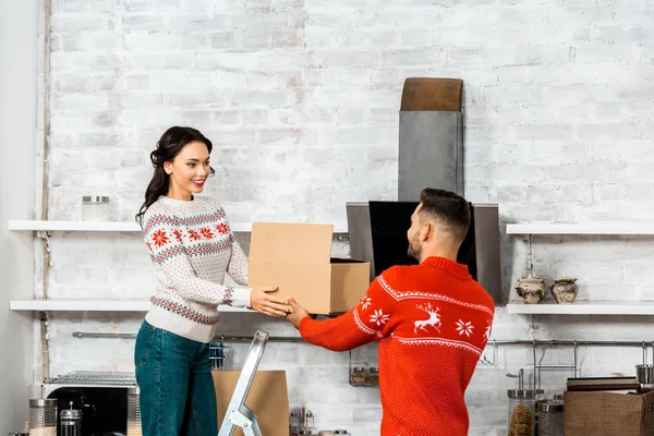 Jovem casal carregando caixas de papelão para realocação em nova casa — Fotografia de Stock
