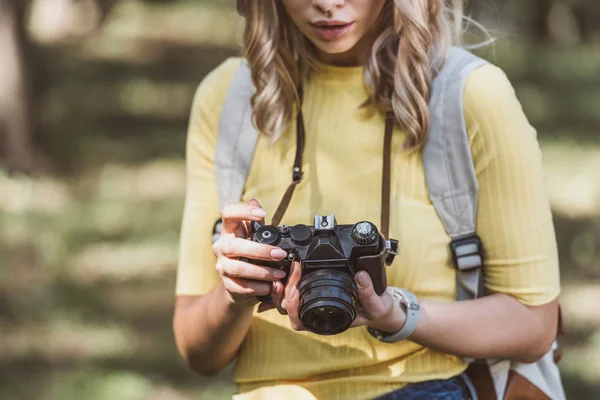 Partial view of tourist with photo camera in park — Stock Photo