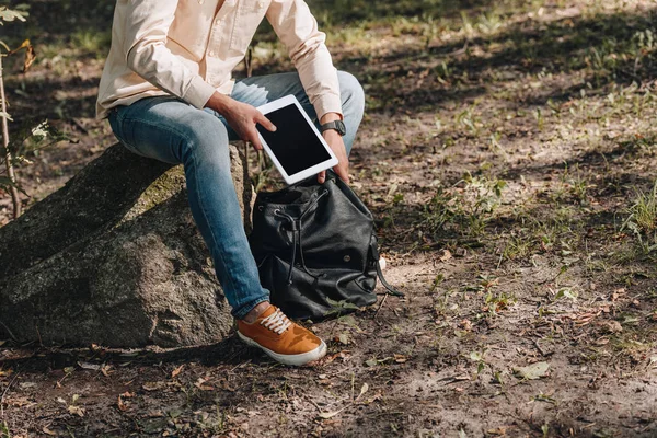 Visão parcial do homem com mochila e tablet digital no parque — Fotografia de Stock