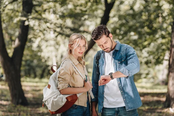 Portrait de jeune couple élégant dans le parc d'automne — Photo de stock