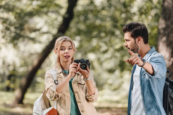 Retrato de casal de jovens viajantes com câmera fotográfica no parque — Fotografia de Stock