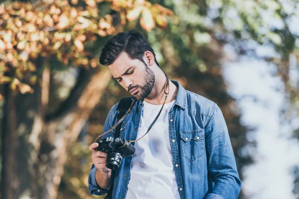 Retrato de turista con cámara fotográfica en el parque de otoño - foto de stock