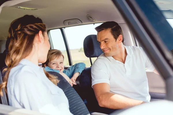 Hermosa familia montar coche juntos y divertirse - foto de stock