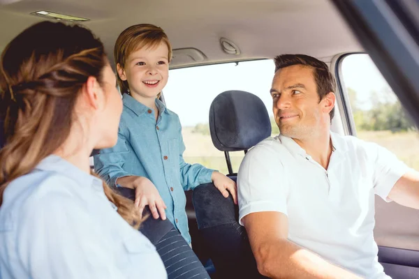 Счастливая семья катается на машине вместе и весело — стоковое фото