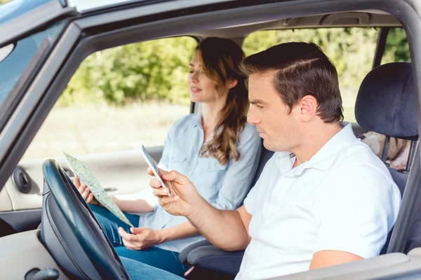 Hermosa pareja adulta viajando en coche juntos - foto de stock