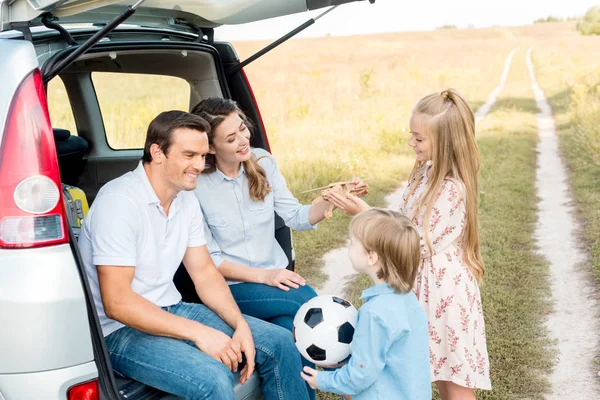 Jovem família passar tempo juntos no campo, tendo viagem de carro — Fotografia de Stock