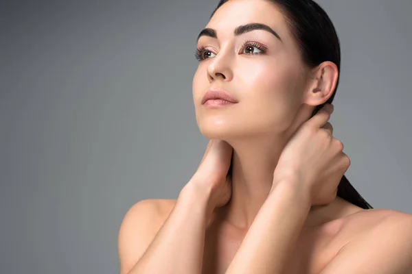 Schöne sinnliche nackte Brünette Mädchen sieht weg isoliert auf grau — Stockfoto