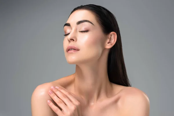 Sensual naked brunette girl with closed eyes isolated on grey — Stock Photo