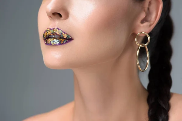 Colpo ritagliato di giovane donna con labbra colorate lucide isolate sul grigio — Foto stock