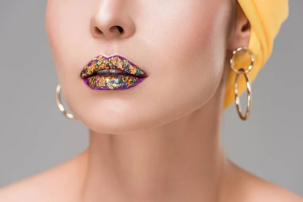 Colpo ritagliato di giovane donna con labbra colorate lucide isolate sul grigio — Foto stock
