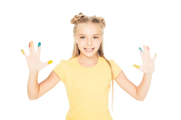 Adorable enfant montrant les mains peintes colorées et souriant à la caméra isolée sur blanc — Photo de stock