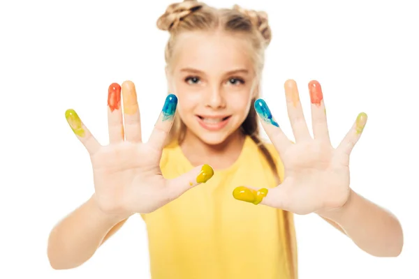 Criança feliz mostrando mãos pintadas coloridas e sorrindo para a câmera isolada no branco — Fotografia de Stock