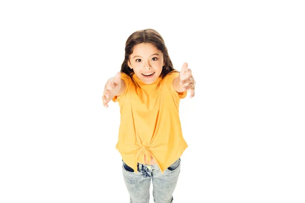 Высокий угол зрения очаровательный счастливый ребенок протягивая руки и улыбаясь в камеру изолированы на белом — стоковое фото