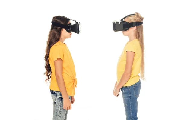 Vue latérale des enfants mignons en utilisant des casques de réalité virtuelle isolés sur blanc — Photo de stock