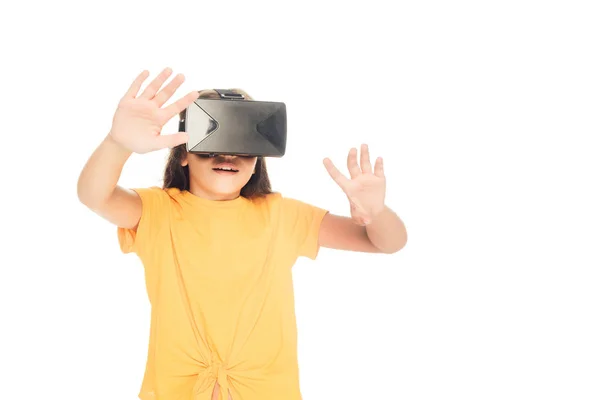 Carino bambino utilizzando auricolare realtà virtuale isolato su bianco — Foto stock