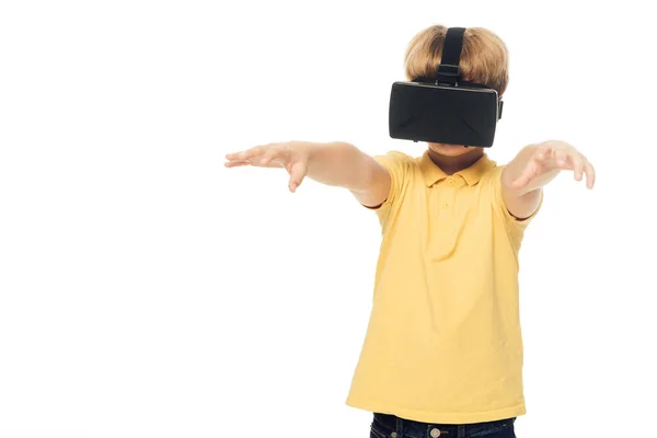 Милий маленький хлопчик використовує гарнітуру віртуальної реальності ізольовано на білому — стокове фото