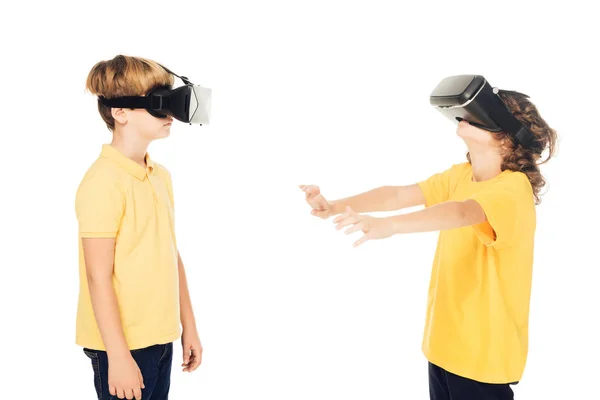 Visão lateral de crianças usando fones de ouvido de realidade virtual isolados em branco — Fotografia de Stock