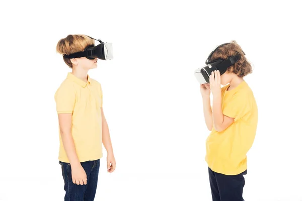 Meninos bonitos usando fones de ouvido de realidade virtual isolados em branco — Fotografia de Stock