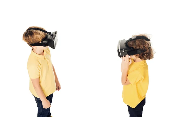 Hochwinkel-Ansicht von Jungen mit Virtual-Reality-Headsets isoliert auf weiß — Stockfoto