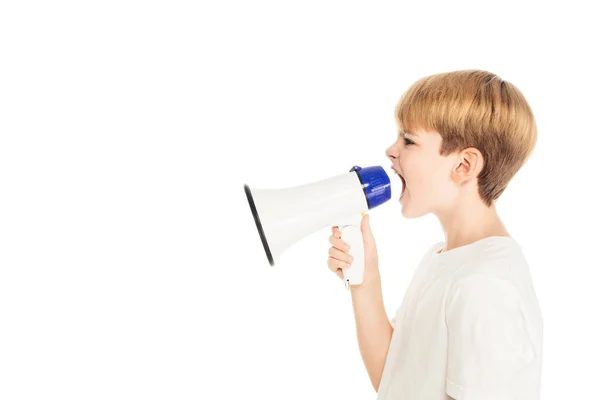 Вид сбоку восхитительного маленького мальчика, кричащего в мегафоне, изолированного на белом — стоковое фото