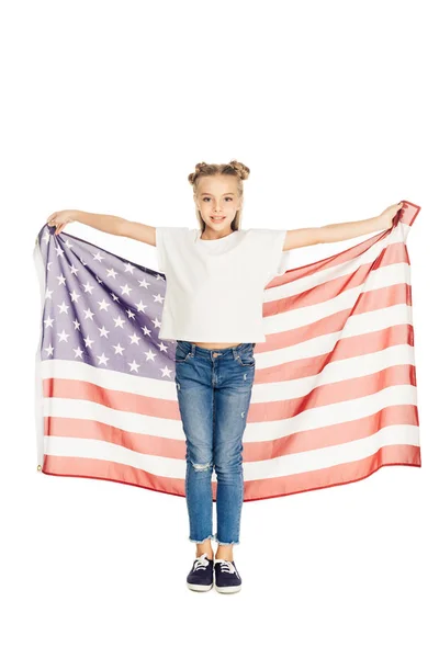 Усміхнена чарівна дитина тримає американський прапор і дивиться на камеру ізольовано на білому — стокове фото