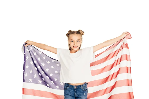 Porträt eines lächelnden liebenswerten Kindes mit amerikanischer Flagge und Blick in die Kamera isoliert auf weiß — Stockfoto