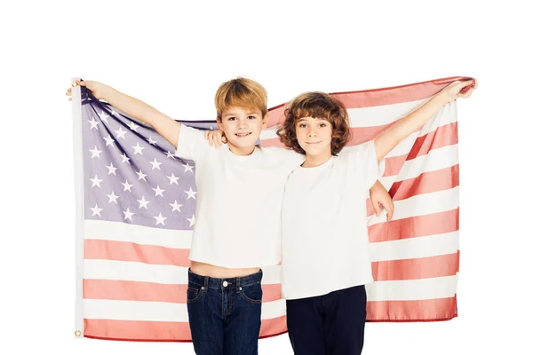 Sonriendo adorables chicos sosteniendo la bandera americana y mirando a la cámara aislada en blanco - foto de stock