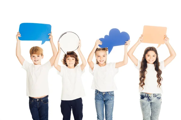 Adorabili bambini che tengono bolle di discorso di carta sopra le teste isolate sul bianco — Foto stock
