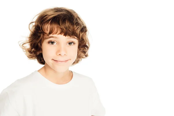 Adorabile ragazzo allegro con i capelli ricci guardando la fotocamera isolata su bianco — Foto stock